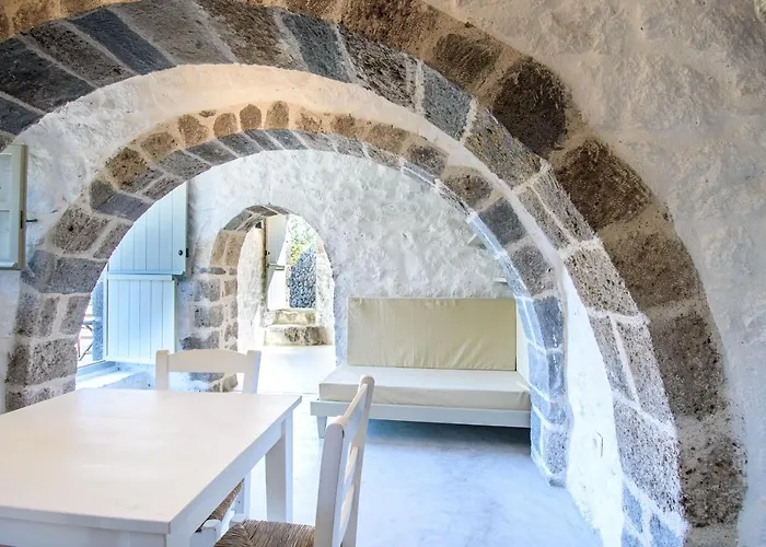 Apostrophe Traditional In Nisyros With Arcurated Interior. Privacy & Authenticity شقة